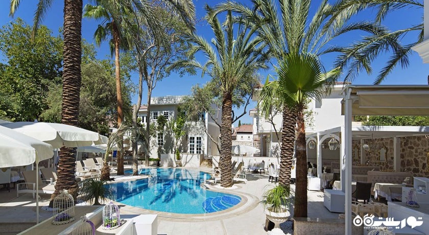 استخر روباز و ساختمان هتل